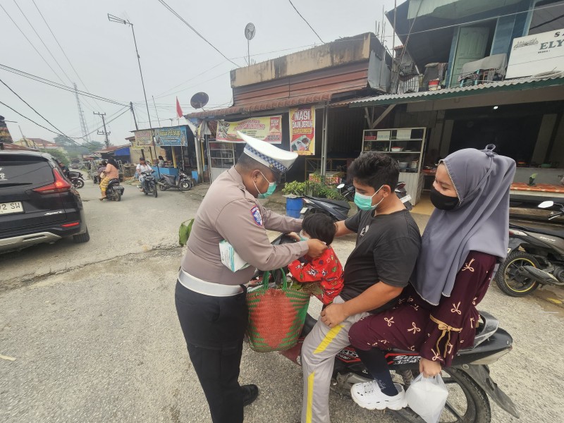 Polsek Minas Turun ke Pasar, Bagikan 100 Masker untuk Antisipasi Kabut Asap