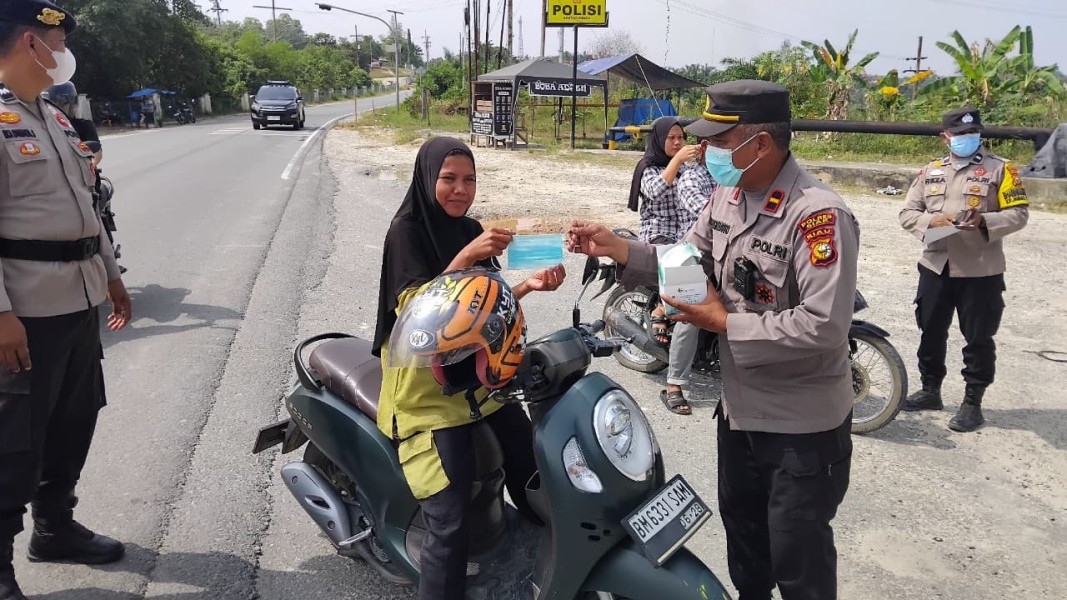 Antisipasi Dampak Kabut Asap Dan Peduli Kesehatan Warga, Polsek Minas Rutin Bagikan Ratusan Masker Kepada Masyarakat