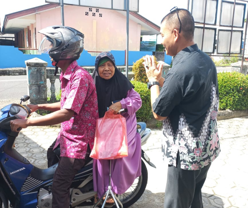 Farid Anshary, Lurah Sungailiat Salurkan 24 Paket Bantuan Sosial kepada Warga Losia dan Anak-Anak