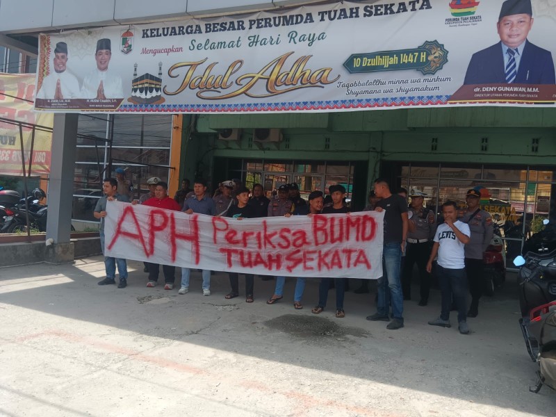 PNBMR Demo Perumda Tuah Sekata, Pertanyakan Tunggakan Listrik Belasan Milyar