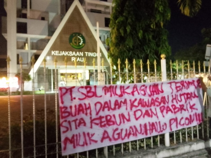 Kejati Riau Dihantui Spanduk Setiap Malamnya Bertuliskan ‘PT. SGL Milik Ahguan Terima Buah Dari Kawasan Hutan, Sita Kebun dan Pabrik Ahguan.Hallo Picon!'