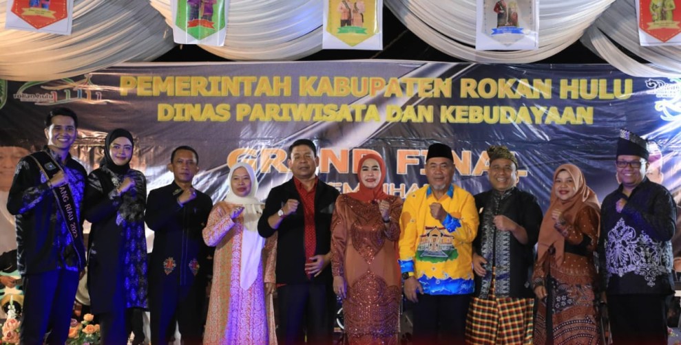 Fadlan dari Ujung Batu dan Claudia asal Tambusai Utara Terpilih Sebagai Pemenang Bujang Dara Rohul 2025