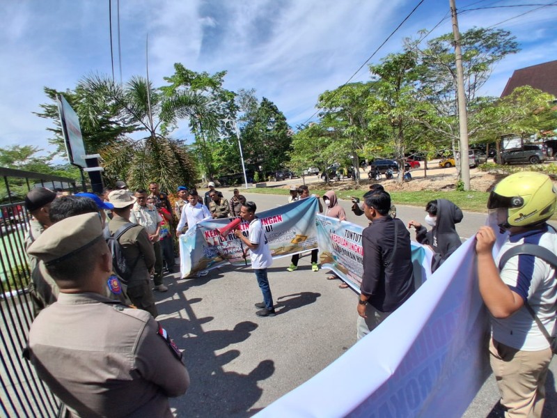 MAHASISWA PEDULI LINGKUNGAN ROKAN HULU DUKUNG PN PASIR PENGARAIAN TEGAKKAN HUKUM TERHADAP PKS YANG ABAIKAN ATURAN KEDAP AIR