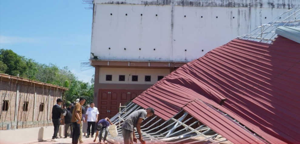 Wabup Syafaruddin Poti Gerak Cepat Tinjau Lokasi Kerusakan Angin Puting Beliung Di Kecamatan Kepenuhan