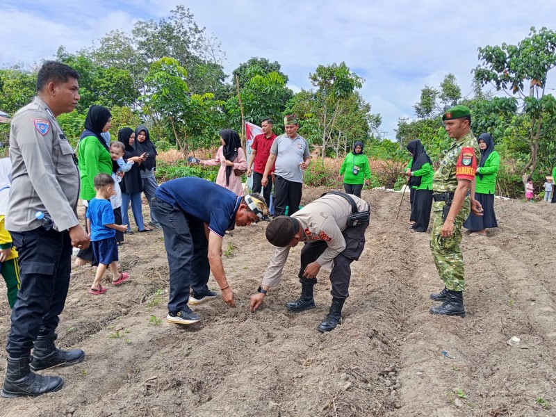 Polsek Kampar dan Masyarakat Bersinergi Dukung Ketahanan Pangan, Indonesia Perkuat Langkah Menuju Swasembada Pangan 2026