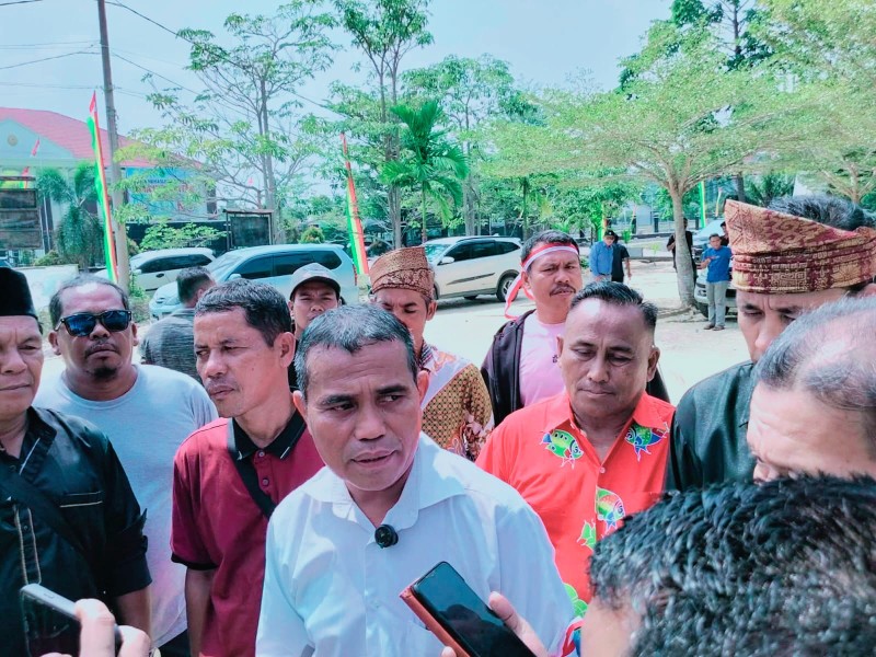 ALIANSI MASYARAKAT, AKTIVIS DAN MAHASISWA GELAR AKSI DAMAI, DESAK DLH ROHUL TINDAKLANJUTI DUGAAN PENCEMARAN PKS PT KSM