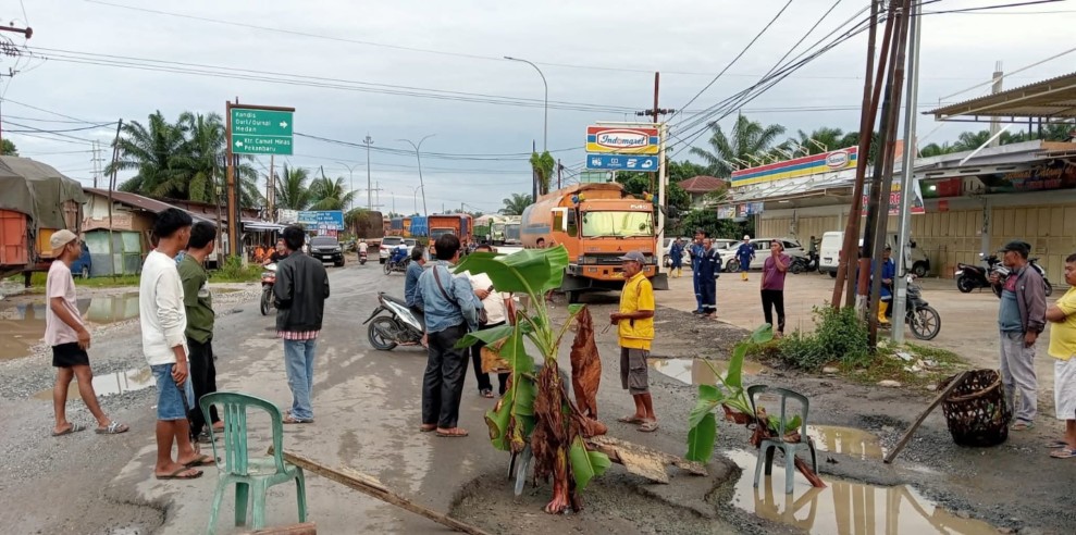 Warga Minas Gelar Aksi Damai Tuntut Perbaikan Jalan Rusak Minas–Perawang