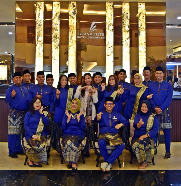 Hotel Grand Elite Pekanbaru Turut Semarakkan Hari Jadi Kota Pekanbaru Ke-242, Bagikan 242 Nasi Kotak Untuk Masyarakat dan Ojol