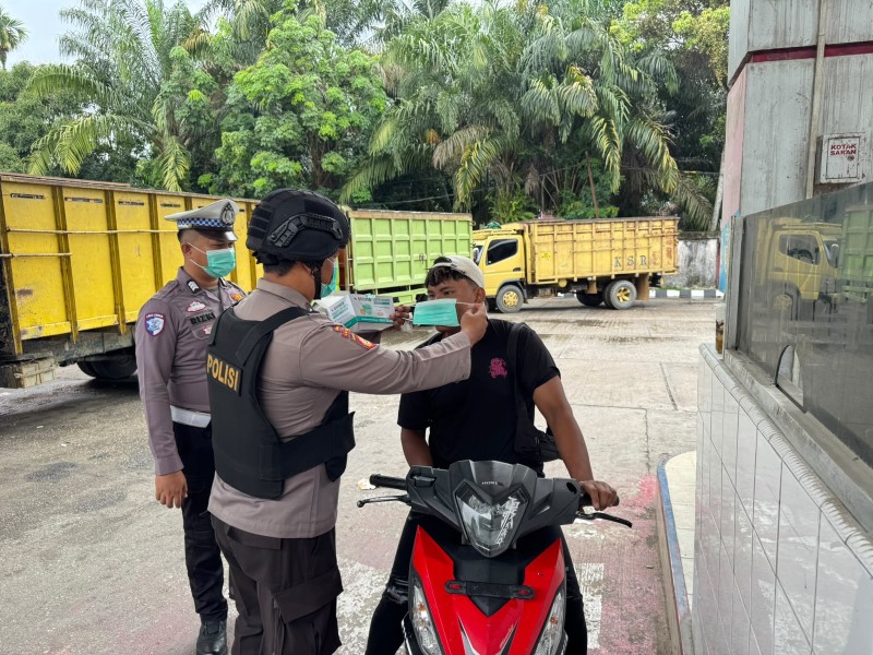 Polsek Minas Bagikan 100 Masker di SPBU KM 40 untuk Lindungi Warga dari Dampak Kabut Asap