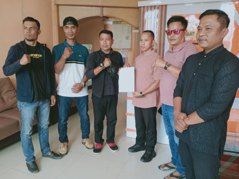 Lima Alisnsi masyarat Pengawal Demokrasi di Rokan hulu datangi Bawaslu melapor kan pasangan Kelmi Amri Asparaini