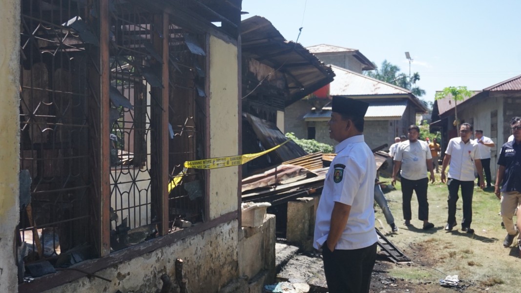 Wabup Rohul H. Syafaruddin Poti, S.H, M.M Kunjungi Dan Berikan Bantuan Kepada Korban Kebakaran Rumah Di Desa Huta Godang