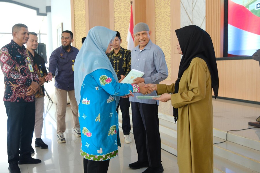 Hadirkan Kepastian Hukum Tanah Bagi Warga Balai Kayang, Afni Serahkan Puluhan SHM