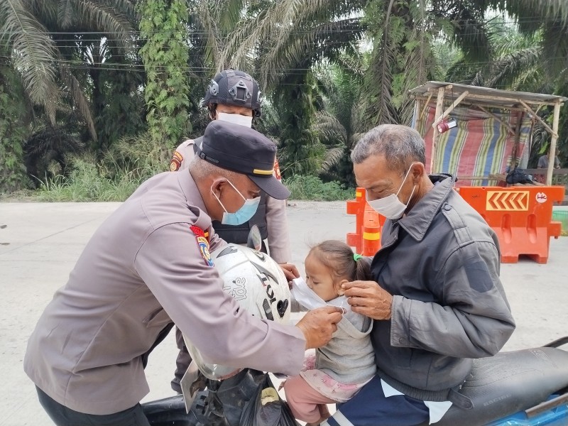 Polsek Minas Bagikan 100 Masker kepada Masyarakat, Antisipasi Dampak Kabut Asap