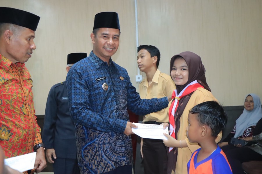 Bupati Kampar Serahkan Bantuan Zakat Program Kampar Cerdas kepada 90 Mustahik