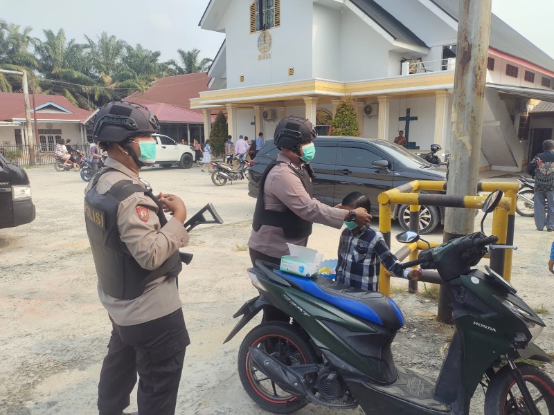 Antisipasi Dampak Kabut Asap, Polsek Minas Secara Rutin Sambangi Warga Dan Bagikan Ratusan Masker