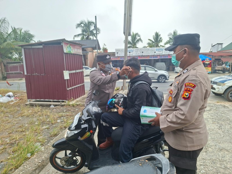 Polsek Minas Bagikan 100 Masker kepada Warga, Kapolsek Kompol Syahrizal Imbau Tetap Gunakan Masker Saat Kabut Asap