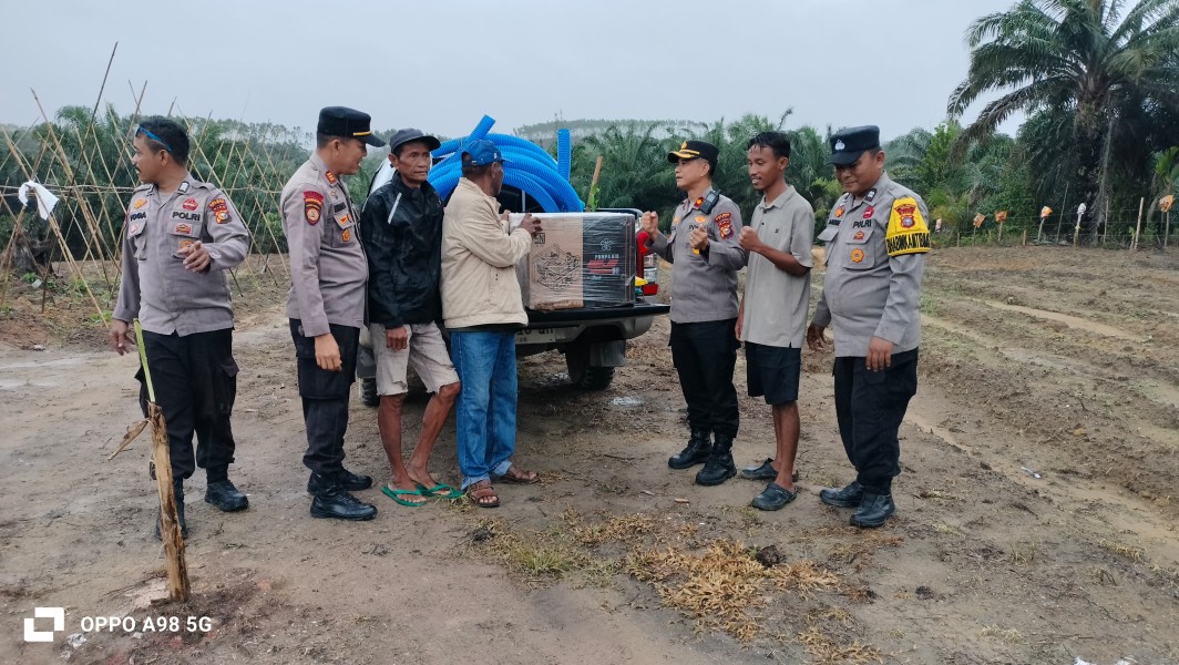 Kapolsek Minas Serahkan Bantuan Alsintan dan Pestisida kepada Kelompok Tani Dahlia Kuning, Dukung Swasembada Pangan di Siak