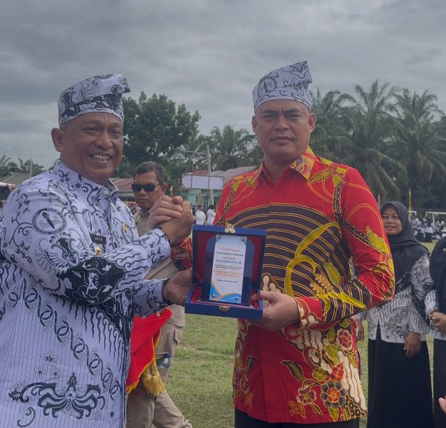 Dedikasi Sejak 2012, Zulfahrianto, S.E Dianugerahi Penghargaan Tokoh Pemerhati Pendidikan Bonai Darussalam