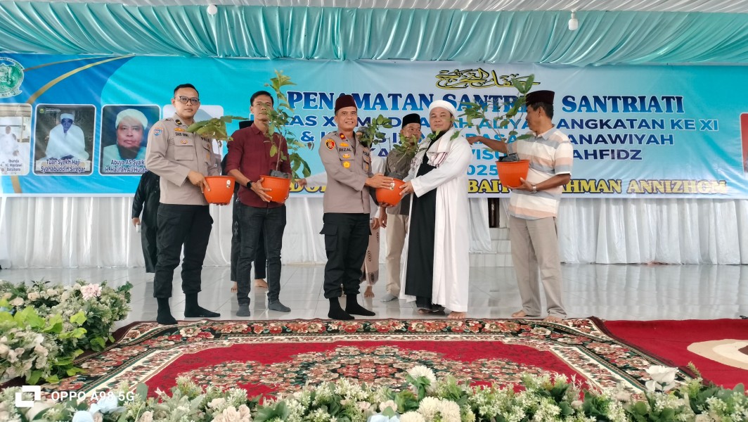 Kapolres Siak Salurkan Bibit Pohon di Wisuda Santri Ponpes Baiturrahman An Nizhom Minas, Wujudkan Program Green Policing
