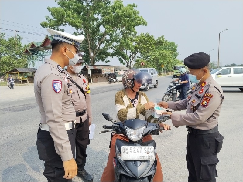 Kabut Asap Mengintai, Polsek Minas Turun Tangan Bagikan Masker Gratis