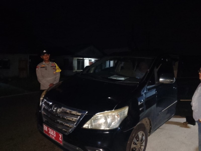 Respons Cepat Layanan 110, Polsek Bakam Bantu Pengendara Mobil Mogok di Jalan Raya Pangkalpinang–Mentok