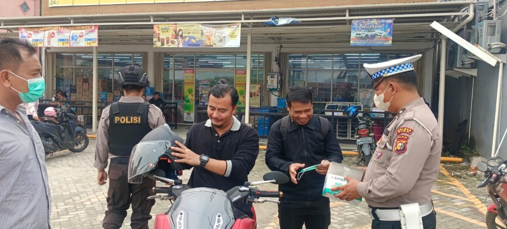 Antisipasi Dampak Kabut Asap, Personil Polsek Minas Rutin Bagikan Ratusan Masker Kepada Masyarakat