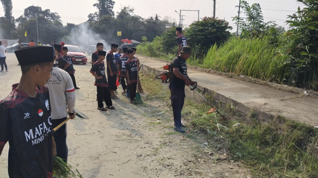 Jelang Hari Jadi Ke-31 Kecamatan Minas, Kapolsek Kompol Syahrizal Pimpin Aksi Bersih-Bersih di Jalan Yos Sudarso