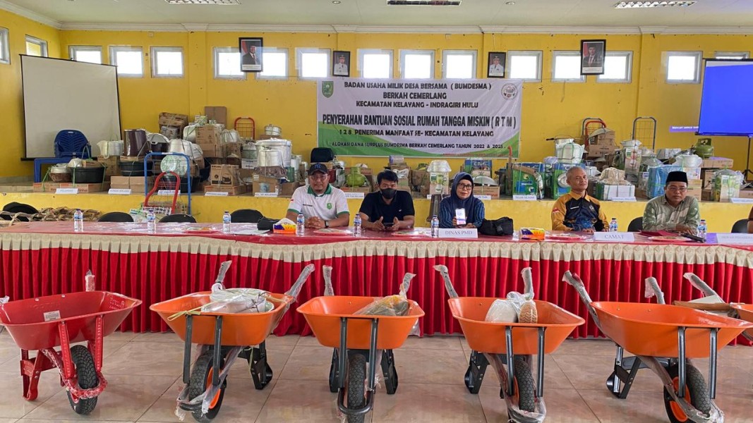 Bumdesma Berkah Cemerlang Salurkan Bansos untuk 128 Warga Miskin di Kelayang