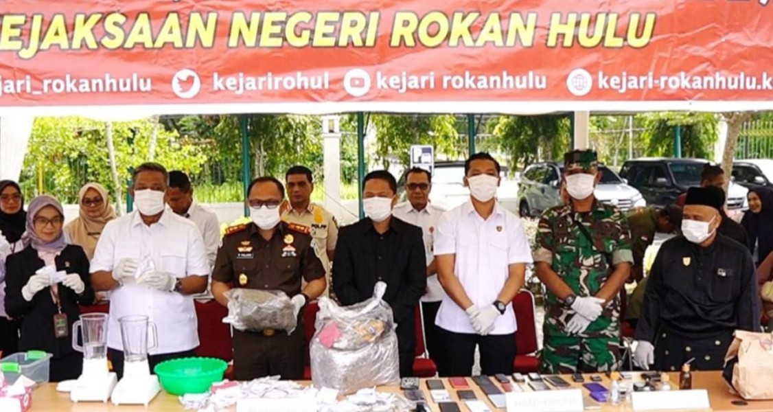 Bupati dan Kajari Rohul Musnahkan Barang Bukti Tipidum, Narkoba Jadi Kasus Terbanyak