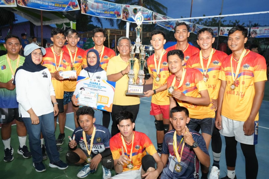 Bupati Rokan Hulu Resmi Menutup Turnamen Semi Open Bola Voli Baja Cup IV di Desa Bangun Jaya Tahun 2025