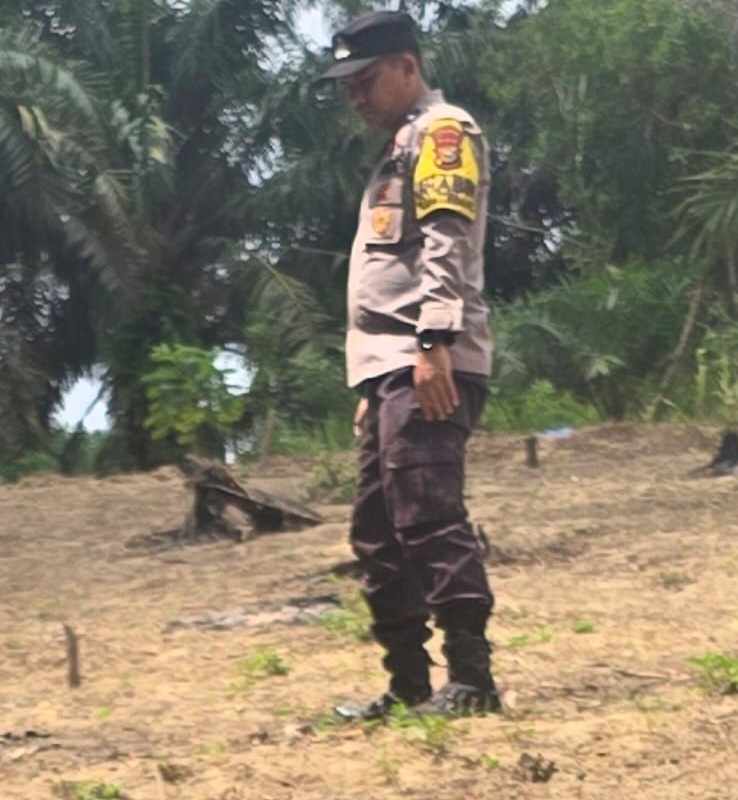 Dukung Ketahanan Pangan, Polsek Minas Dampingi Kelompok Tani Bersihkan Lahan Jagung Pipil di Minas Barat