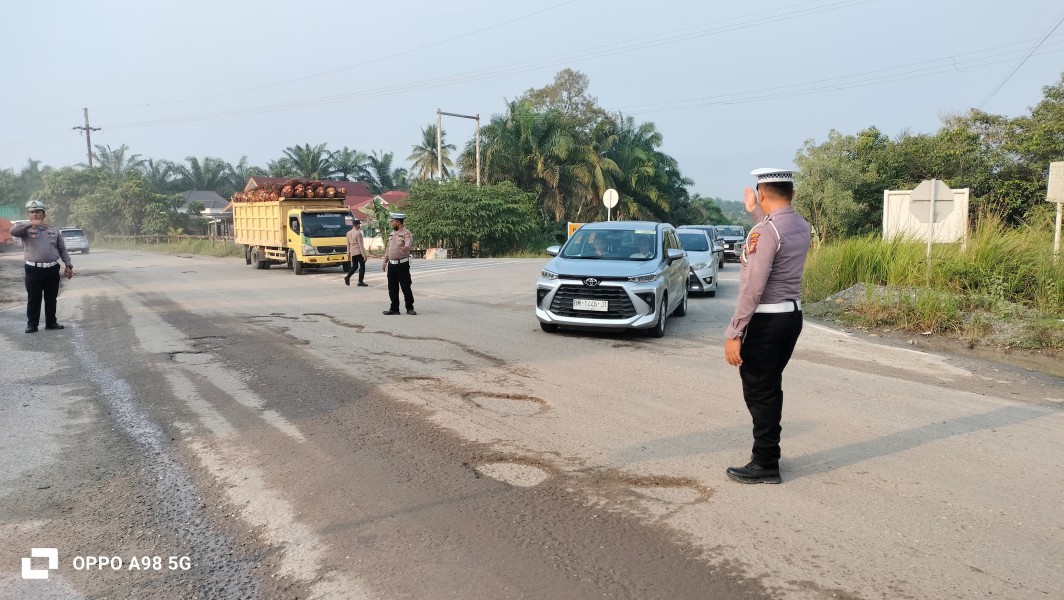 Personel Polsek Minas Gelar Strong Point di Simpang Perawang Kilometer 2, Antisipasi Kemacetan Akibat Perbaikan Jalan Minas–Perawang
