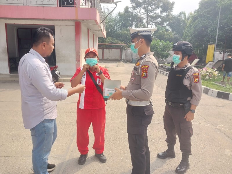 Polsek Minas Bagikan 100 Masker kepada Warga di Tengah Kabut Asap