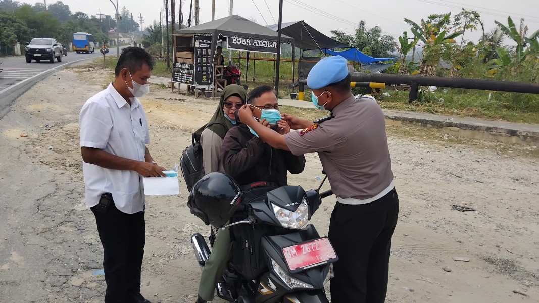 Udara Masih Terdampak Kabut Asap, Polsek Minas Turun Bagikan Ratusan Masker Kepada Warga