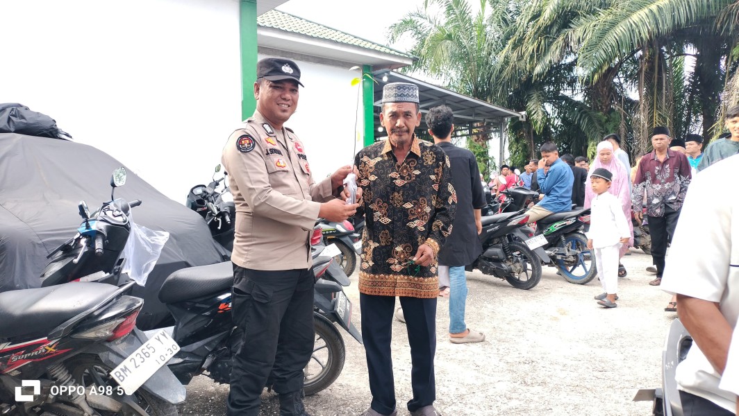 Polsek Minas Bagikan THR Tanaman Hari Raya kepada Jemaah Iduladha, Wujudkan Edukasi Green Policing di Tengah Masyarakat