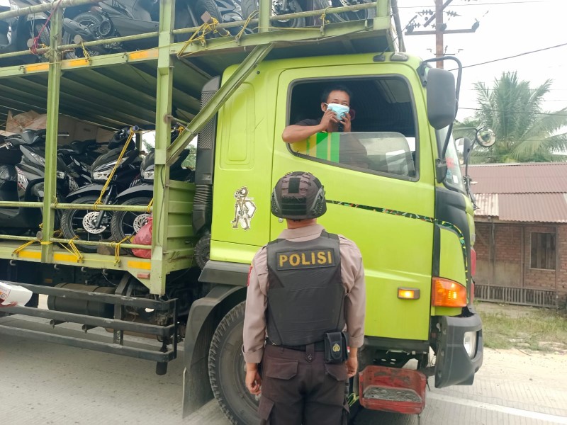 Polsek Minas Turun ke Simpang Perawang, Ratusan Masker Dibagikan Untuk Hadapi Kabut Asap