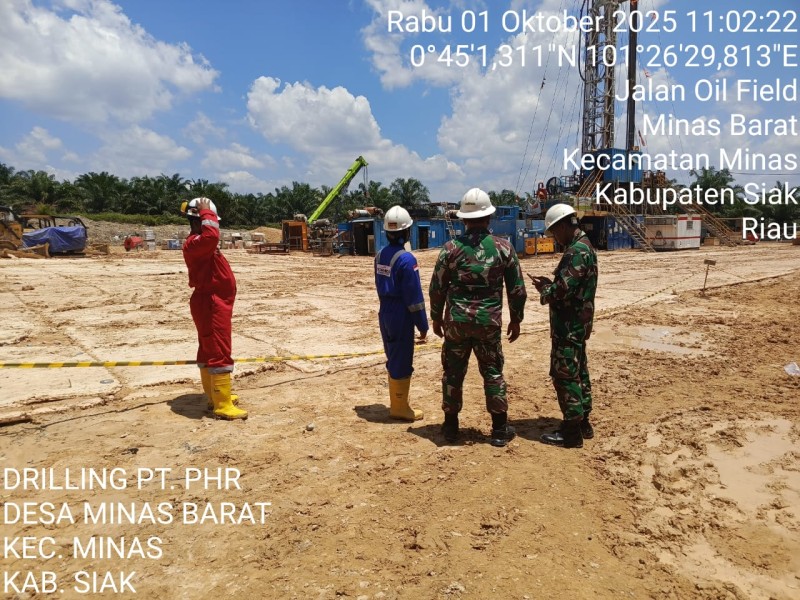 Babinsa Serda Heppy Setiawan dan Serda Haris Sandya Pratama Gelar Patroli di Area Drilling Minas