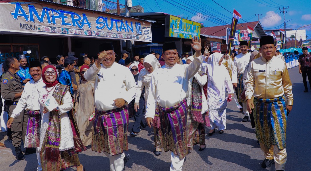 Penuh Kebersamaan, Bupati dan Wakil Bupati Rokan Hulu Pimpin Langsung Pawai Ta'aruf MTQ ke-44 Provinsi Riau di Kuansing