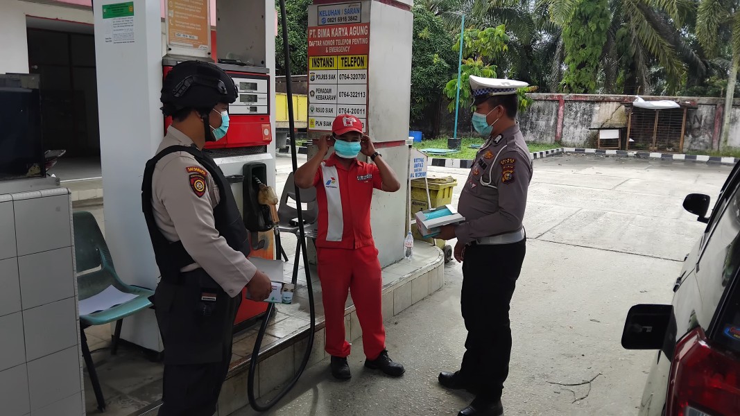 Polsek Minas Kembali Bagikan 100 Masker kepada Warga di SPBU Minas Barat, Antisipasi Dampak Kabut Asap