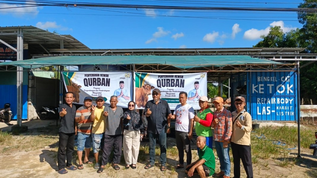 Arsari Tambang Group Salurkan 2 Ekor Sapi Kurban, Almaster dan Pegiat Pers Babel Bagikan 300 Paket untuk Masyarakat