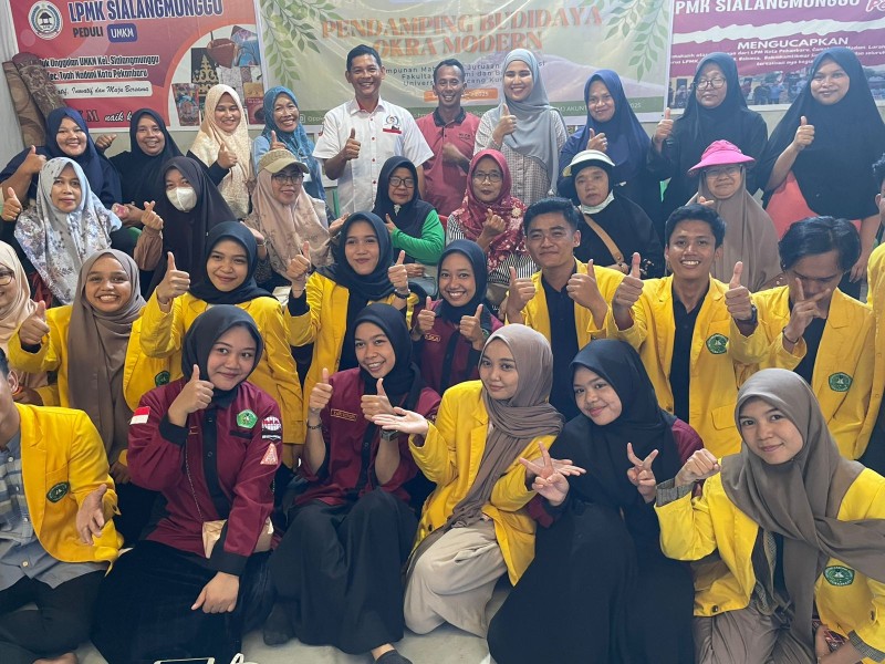 PPK Ormawa HMJ Akuntansi UNILAK Laksanakan Proker Perdana: Sosialisasi Budidaya Okra Modern dan Pelatihan Pupuk Organik di Kelurahan Sialangmunggu, Pekanbaru