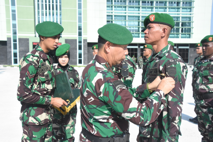 Brigjen TNI Dany Racka Pimpin Upacara Kenaikan Pangkat Pamen dan Pama Korem 031/WB