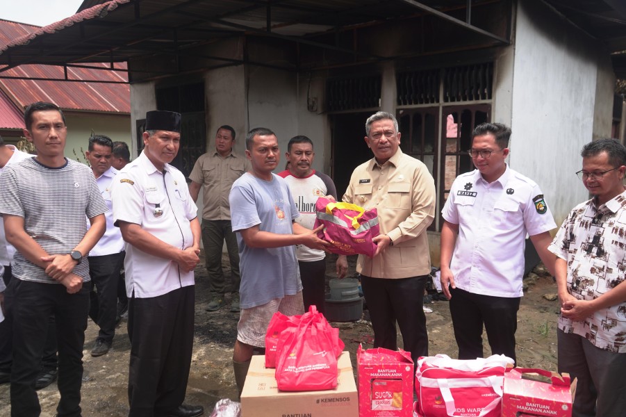 Gerak Cepat Bupati Anton Membasuh Luka Korban Kebakaran di Lenggopan