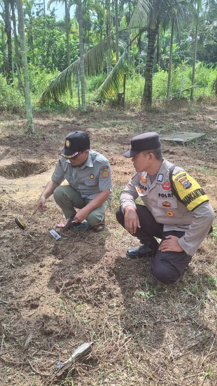 Dampingi Petani, Bhabinkamtibmas Minas Jaya Cek Kesiapan Lahan Jagung Pipil Seluas 0,5 Hektare