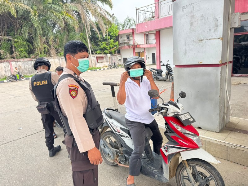 Antisipasi Dampak Kabut Asap, Polsek Minas Bagikan Masker Kepada Masyarakat Ramai