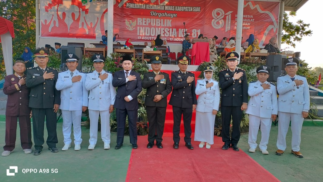 Kapolsek Minas Pimpin Upacara Penurunan Bendera HUT ke-81 RI, Pastikan Seluruh Rangkaian Berjalan Khidmat dan Lancar