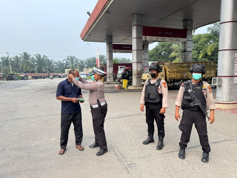Polsek Minas Bagikan 100 Masker di Tengah Ancaman Kabut Asap, Warga Diimbau Jaga Kesehatan