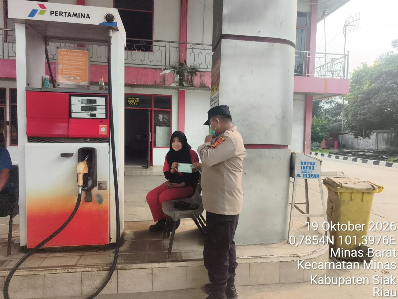 Antisipasi Gangguan Kesehatan akibat Kabut Asap, Polsek Minas Bagikan 100 Masker kepada Warga