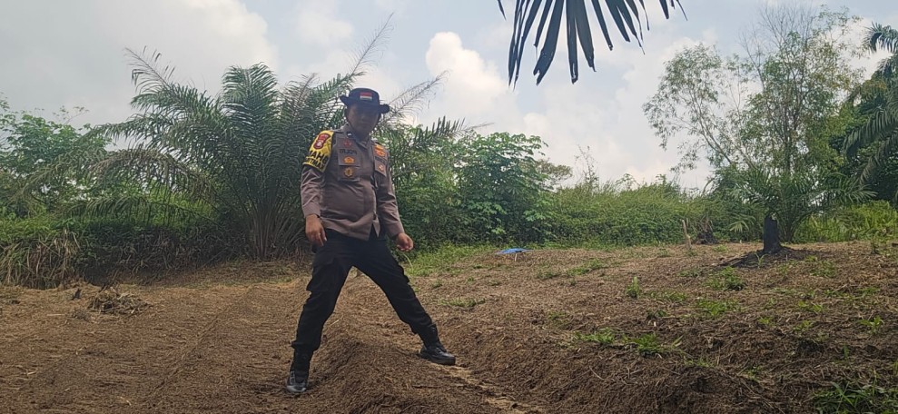 Polsek Minas Dampingi Persiapan Lahan Jagung Program Ketahanan Pangan, Kelompok Tani Mulai Bersihkan Lahan 0,5 Hektare
