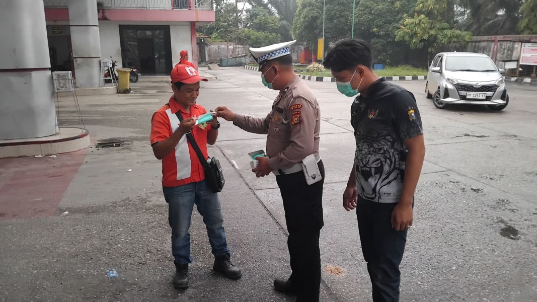 Polsek Minas Turun ke Jalan, 100 Masker Dibagikan untuk Warga di Tengah Ancaman Kabut Asap